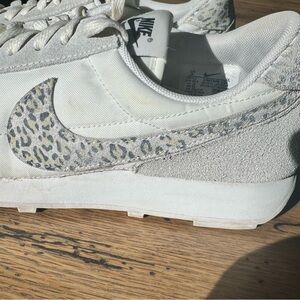 Women's Nike Daybreak SE White Leopard Sail Sneakers Sz 9 Athletic Gym